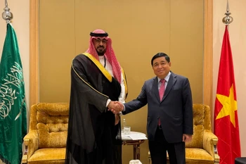 Vietnamese Deputy Prime Minister Nguyen Chi Dung (right) and Saudi Arabian Minister of Economy and Planning Faisal bin Fadhil Al-Ibrahim at their meeting on October 28 (VNA)