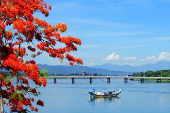 The romantic beauty of the Huong (Perfume) River. (Photo: VNA)