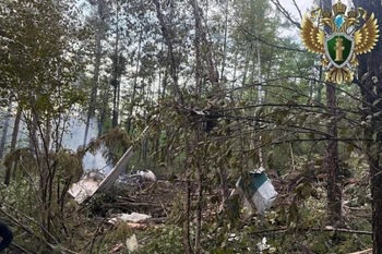 The scene of the crash of an Antonov An-24 aircraft of Angara Airlines in Amur province, Russia on July 24, 2025. (Photo: Xinhua/VNA)
