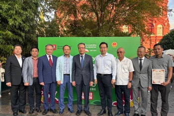 Vietnamese Ambassador Dang Minh Khoi (centre) commends the Moscow authority, as well as the Vietnamese community in the country, sponsors, and volunteers for their unity and contributions to the event’s success. (Photo: VNA)