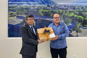 Dr. Ruben Zardoya, Rector of Emiliano Zapata University gives a present to Vietnamese Ambassador to Mexico Nguyen Van Hai (left). (Photo: VNA)