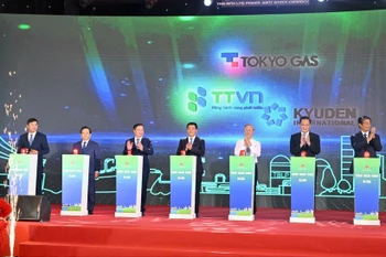 Officials carry out the ground-breaking ceremony to mark the start of the project (Photo: VGP)