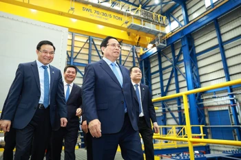 Prime Minister Pham Minh Chinh visits the operational system of the Nhon Trach 3 and 4 power plants (Photo: VNA) 