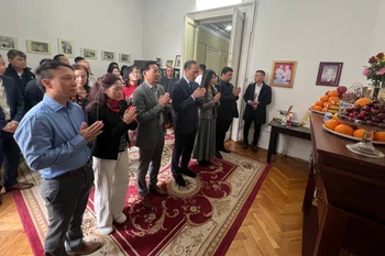 Ambassador Do Duc Thanh (fourth, left), the embassy's staff and representatives of Vietnamese associations in Romania offer incense in tribute to President Ho Chi Minh. (Photo: VNA)