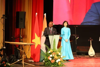Évariste Koffi Yapi, Secretary General of Côte d’Ivoire’s Ministry of Foreign Affairs, African Integration and Ivorians Abroad, speaks at the event. (Photo: VNA)