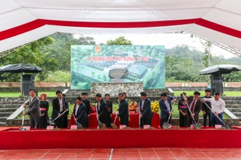 Delegates break ground restoration of the education sector traditional site in Yen Nguyen commune on November 18 (Photo: petrotimes.vn)