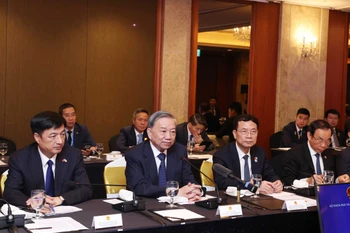 Party General Secretary To Lam (second from left) at the dialogue (Photo: VNA)
