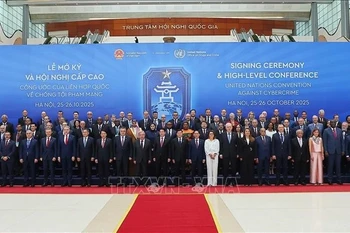 State President Luong Cuong and UN Secretary-General Antonio Guterres pose for a group photo with heads of delegations attending the Signing Ceremony of the Hanoi Convention. (Photo: VNA)