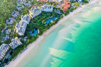 JW Marriott Phu Quoc Emerald Bay Resort, with its unique university-inspired theme, frequently appears in the world’s most prestigious rankings. (Photo: Sun Group)