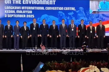 Deputy Minister of Agriculture and Environment Le Cong Thanh (5th, left) and delegates pose for a group photo at the AMME-18 in Langkawi, Malaysia. (Photo: VNA)