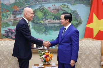 Deputy Prime Minister Tran Hong Ha (R) and Dutch Ambassador to Vietnam Kees van Baar at their meeting in Hanoi on August 14. (Photo: VNA)