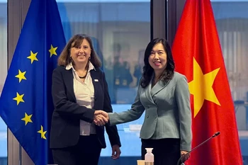 Vietnamese Deputy Minister of Foreign Affairs Le Thi Thu Hang (R) and Acting Managing Director for Asia and the Pacific of EEAS Paola Pampaloni (Photo: baoquocte.vn)