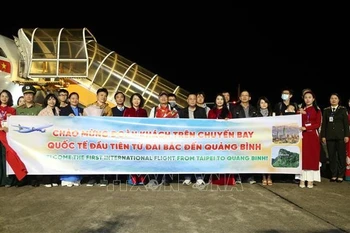 The passengers boarding the first flight from Taiwan to Quang Binh at Dong Hoi Airport (Photo: VNA)