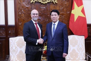 State President Luong Cuong (R) and Canadian Ambassador Shawn Perry Steil at the meeting on June 26 (Photo: VNA)