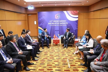 Prime Minister Pham Minh Chinh (left) meets with Philippine President Ferdinand Romualdez Marcos Jr on the sidelines of the 47th ASEAN Summit and related summits in Kuala Lumpur, Malaysia on October 27, 2025 (Photo: VNA)