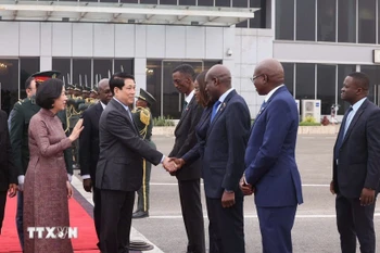 Angolan officials bid farewell to State President Luong Cuong (second from left) and his spouse at Quatro de Fevereiro International Airport in Luanda. (Photo: VNA)