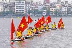 Nearly 900 athletes join Hanoi dragon boat and SUP race