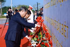 PMs pay tribute to late Vietnamese, Lao leaders in Vientiane