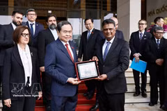 Top legislator receives international audit leaders, RoK friendship delegation