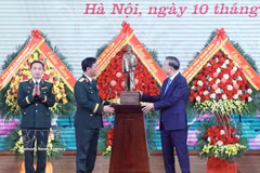 Top leader attends military anniversary, inspects key Hanoi projects