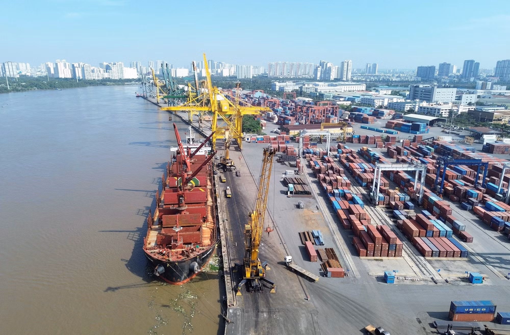 vna-potal-san-luong-hang-hoa-thong-qua-cang-sai-gon-dat-tren-9-trieu-tan-7778021.jpg
