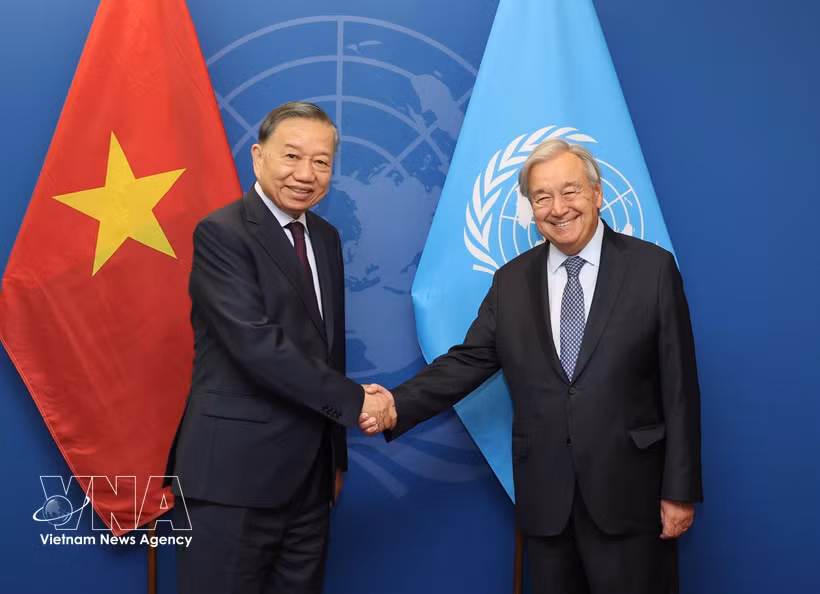 General Secretary of the Communist Party of Vietnam Central Committee and President To Lam (L) meets with United Nations Secretary-General Antonio Guterres at the UN headquarters on September 23. (Photo: VNA)
