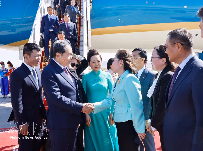 Chairwoman of the Vietnam - Mongolia Friendship Parliamentary Group (VMFPG) Judagiin Bayarmaam and Mongolian officials welcome President of the National Assembly Tran Thanh Man and his spouse at Chinggis Khan Aiport, Ulaanbaatar on September 9 noon (local time). (Photo: VNA)