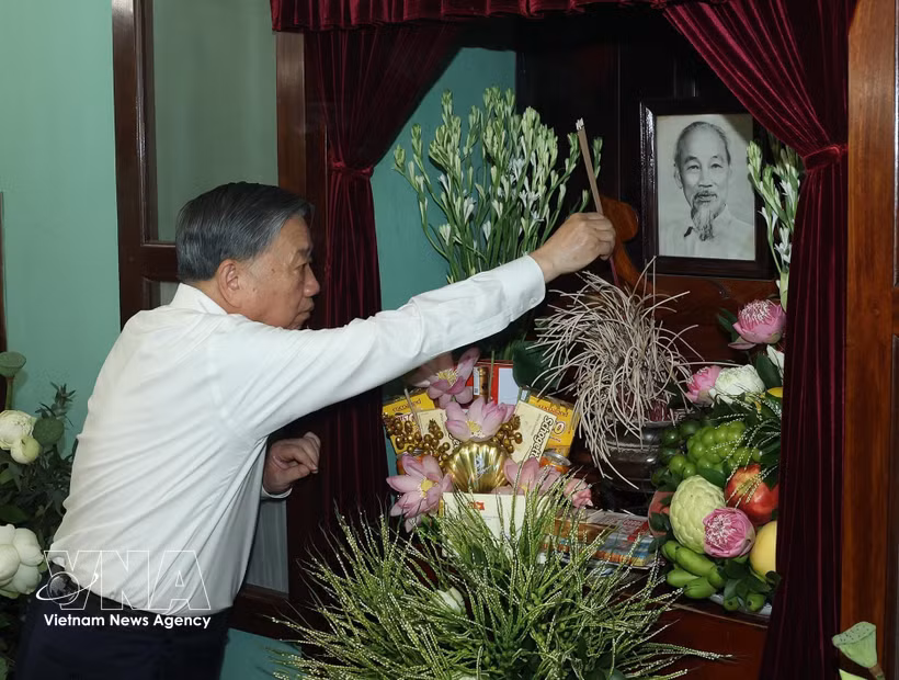 General Secretary of the Communist Party of Vietnam Central Committee and President To Lam offers incense in commemoration of the late leader at House 67 in the Ho Chi Minh Relic Site within the Presidential Palace complex in Hanoi on September 2. (Photo: VNA)