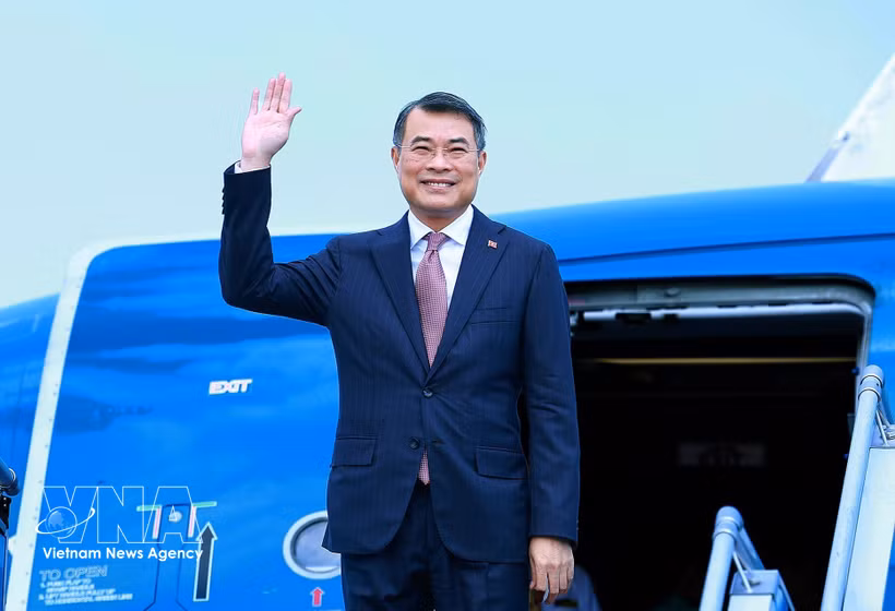 Prime Minister Le Minh Hung and a high-ranking Vietnamese delegation leaves Hanoi on October 8 for official visits to Laos and Cambodia. (Photo: VNA)