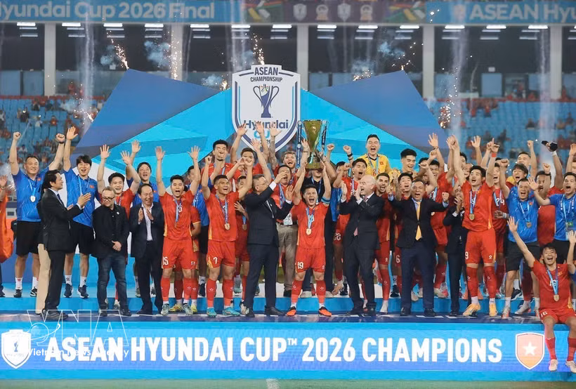 FIFA President Gianni Infantino presents ASEAN Cup 2026 trophy to Vietnam. ( Photo: VNA)