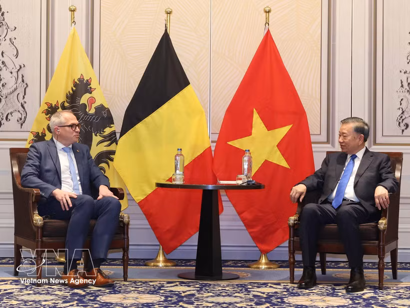 General Secretary of the Communist Party of Vietnam Central Committee and President To Lam (R) receives Minister-President of Flanders Matthias Diependaele on October 23. (Photo: VNA)
