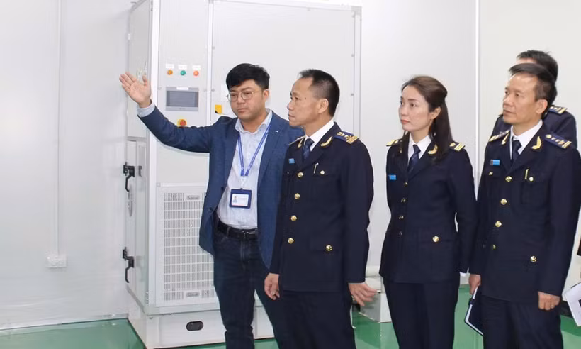 A representative of Sumika Electronic Materials Vietnam (VSIP Bac Ninh Industrial Park, Tu Son Ward) briefs the delegation from Customs Sub-department Region V on the company's operations. (Photo: báo bắc ninh)