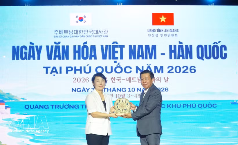An An Giang leader presents gift to Park Chan A, First Secretary at the Republic of Korea Embassy in Vietnam and Director of the Korean Cultural Centre. (Photo: VNA)