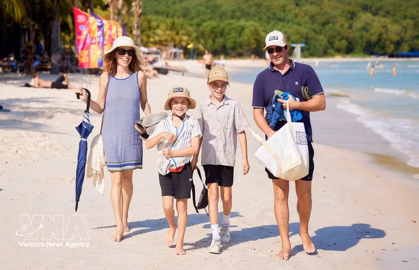 International tourists at Kem Beach in the Phu Quoc Special Economic Zone (An Giang). (Photo: VNA)