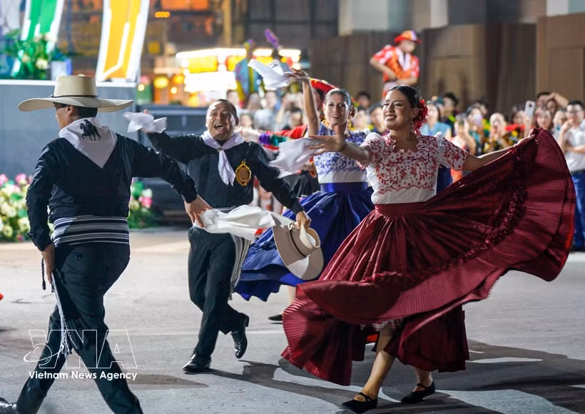 Traditional costumes from around the world come together, creating a vibrant multicultural space in the heart of Hanoi. (Phôt: VNA)