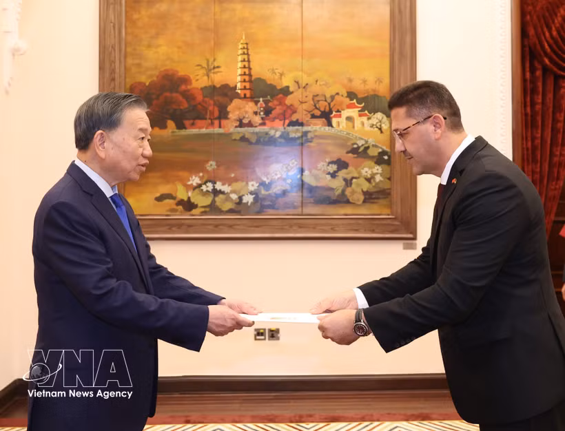 General Secretary of the Communist Party of Vietnam Central Committee and President To Lam (L) receives Palestinian Ambassador Shadi Abu Zarqa in Hanoi on October 3. (Photo; VNA)