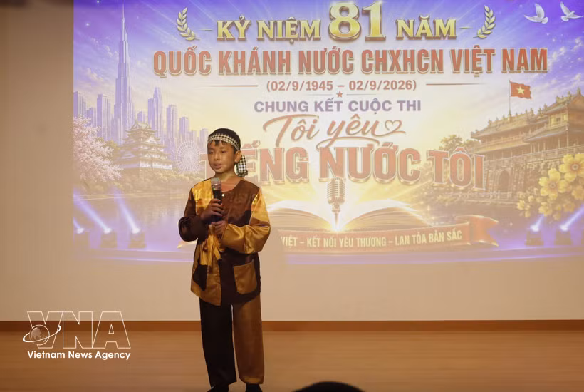 Eight-year-old contestant Duc An singing a Vietnamese song at the contest. (Photo: VNA)