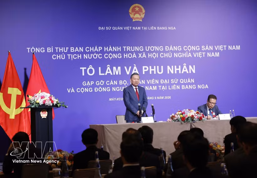 General Secretary of the Communist Party of Vietnam Central Committee and President To Lam and his spouse meet with officials and staff of the Vietnamese Embassy and representatives of the Vietnamese community in Russia in Moscow on September 7, (Photo: VNA)