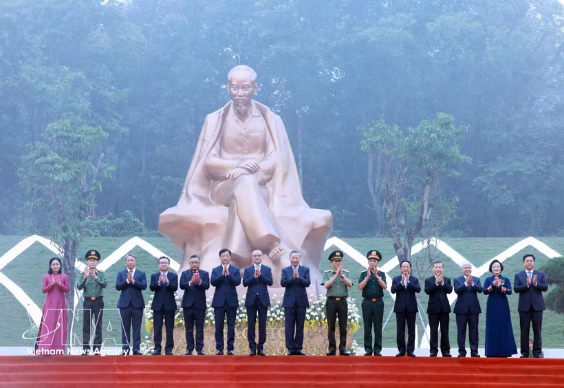 General Secretary of the Communist Party of Vietnam Central Committee and President To Lam and delegates at the inauguration ceremony of the statue “Uncle Ho and the National Festival” (Photo: VNA)