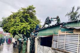 According to the National Civil Defence Steering Committee, the Ministry of National Defence has mobilised 346,210 officers and soldiers, along with 8,200 vehicles and equipment units in response to Storm Wipha. (Photo: VNA)