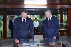 Party leader, French President visit Ho Chi Minh Memorial Site