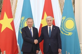 President of Kazakhstan welcomes, holds talks with Vietnamese leader