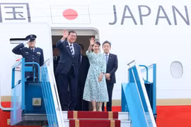 Japanese PM and spouse begin official visit to Vietnam