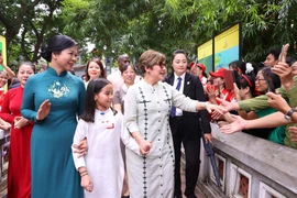 Spouses of Vietnamese Party chief and Cuban leader tour Hanoi