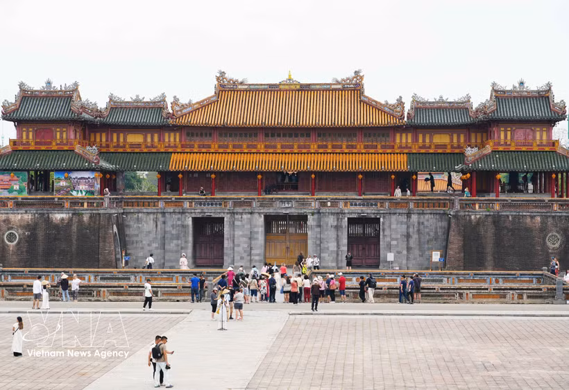 A large number of visitors tours Ngo Mon (Noon Gate) at the Hue Imperial Citadel. (Photo: VNA)
