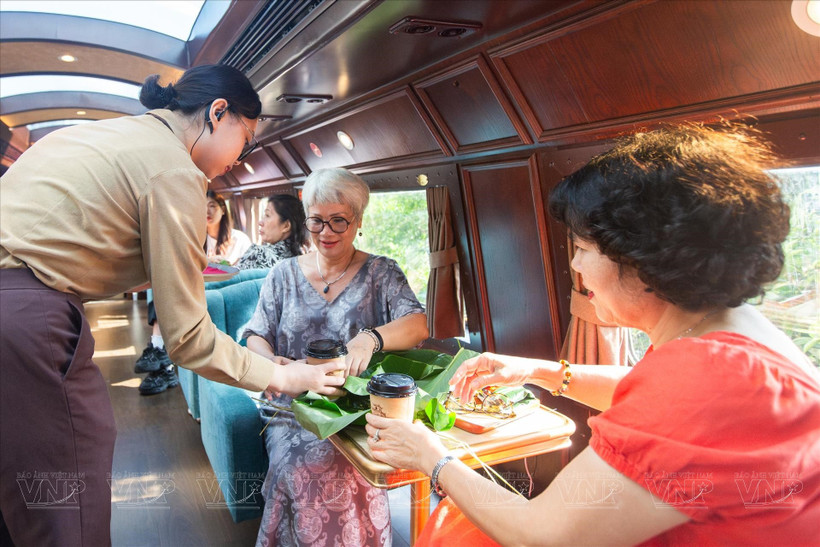Visitors on Hanoi Five Gates train are offered complimentary seasonal light refreshments. (Photo: VNA)