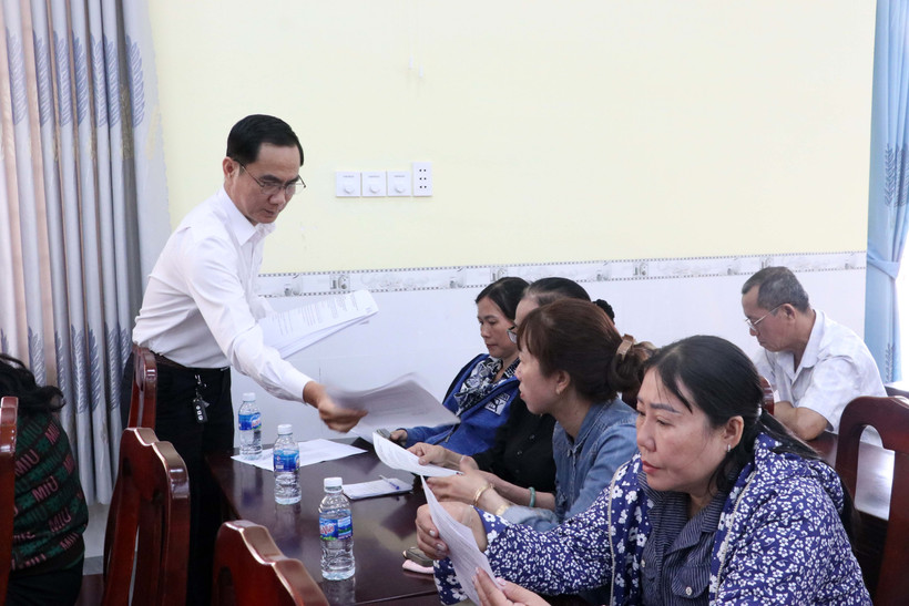 The Can Tho Sub-department of Fisheries and Fisheries Surveillance conducts a survey to gather fishermen’s opinions on a resolution on job transition and another on VMS fee support for the 2026–2028 period. (Photo: VNA)