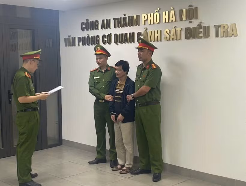 Former Director of the National Institute of Forensic Psychiatry for the 2013–2023 period Ngo Van Vinh at a police office. (Photo: Hanoi Police) 