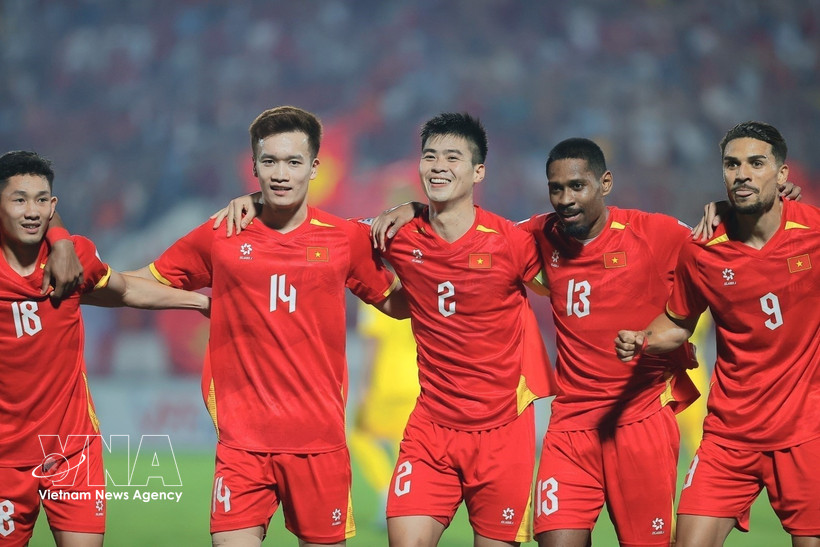 Do Duy Manh (C) celebrates with his teammates after scoring the opening goal in the 6th minute. (Photo: VNA) 