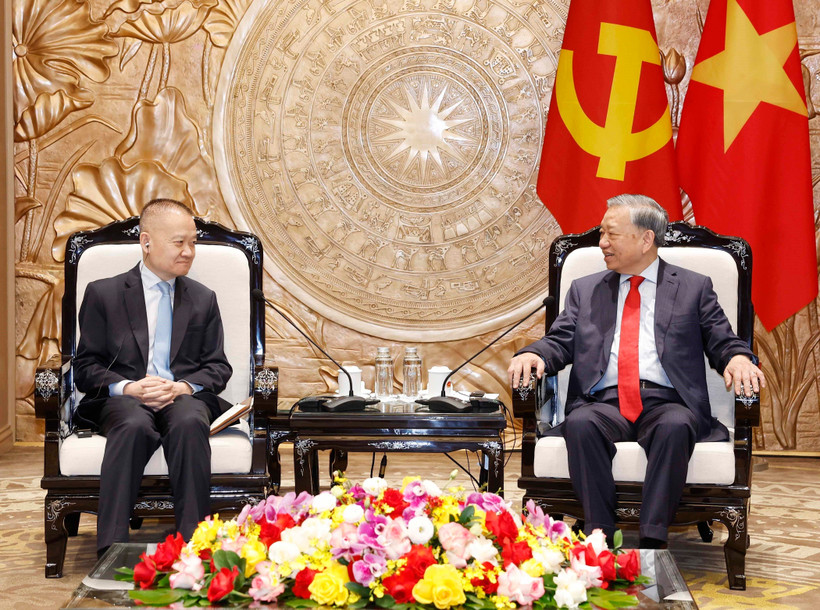 General Secretary of the Communist Party of Vietnam Central Committee To Lam (R) receives Liu Haixing, Member of the Communist Party of China (CPC) Central Committee and head of its International Department, who is on a visit to Vietnam as the special envoy of Party General Secretary and President of China Xi Jinping (Photo: VNA)